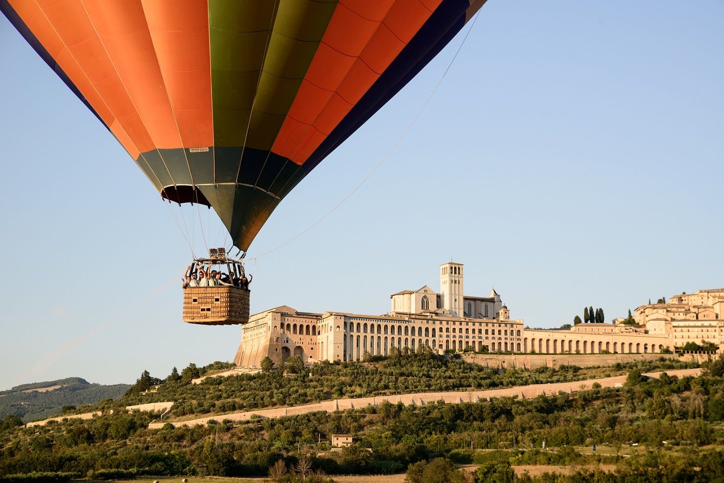 Una mongolfiera sorvola la campagna umbra, rivelando il panorama circostante.