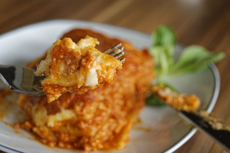 Un piatto di lasagna fatto in casa con strati di pasta, carne e salsa di pomodoro, invitante e nutriente.