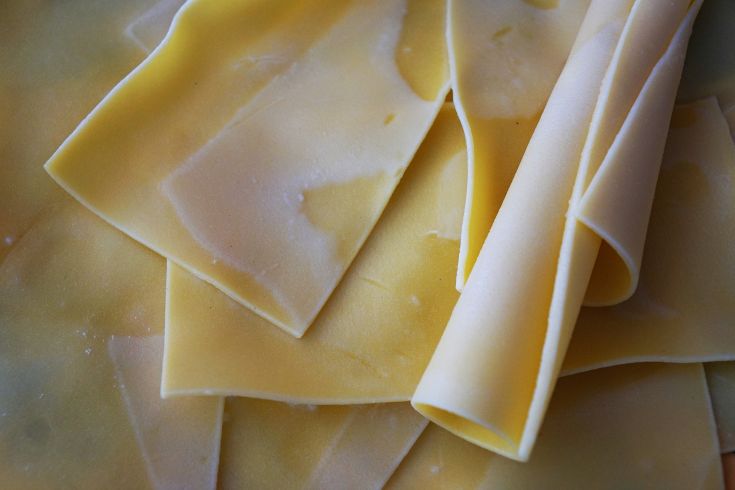 Fogli di pasta fresca, ideali per preparare lasagne e altri piatti tipici della tradizione italiana.