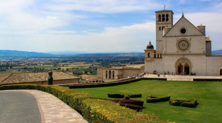 Panorama sulla Basilica di San Francesco ad Assisi, circondata da una bellissima campagna umbra.