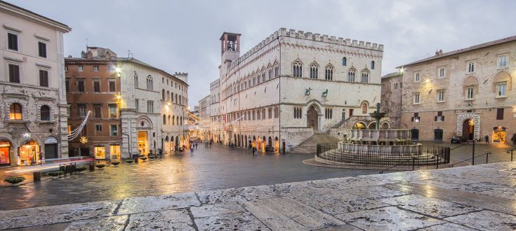 Una scena della piazza con edifici storici che creano un'atmosfera caratteristica.