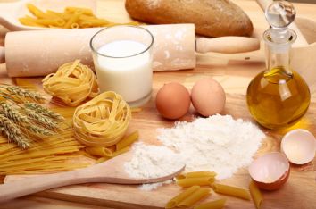 Ingredienti freschi per piatti tradizionali, come pasta, uova e olio d'oliva.