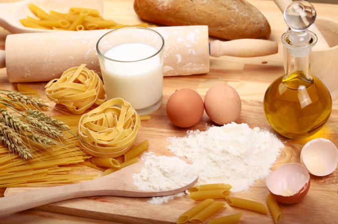 Ingredienti freschi per piatti tradizionali, come pasta, uova e olio d'oliva.