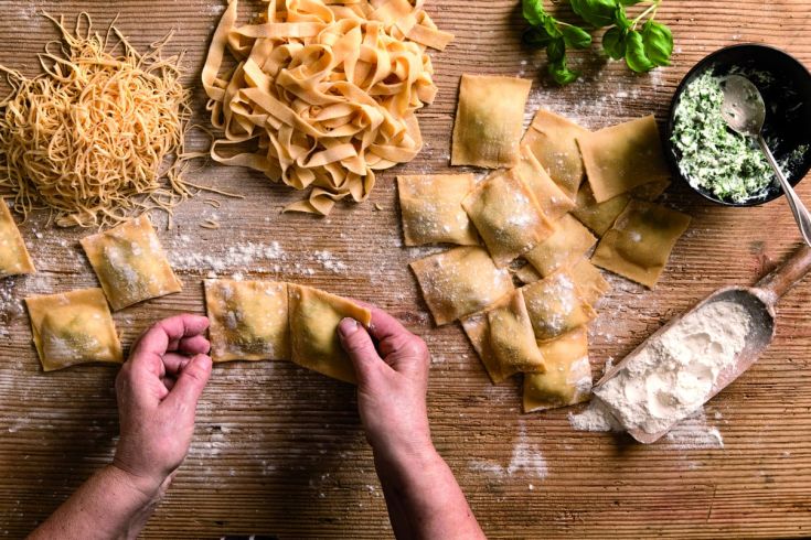 Preparazione di pasta fresca ripiena con ingredienti genuini e passione per la cucina.