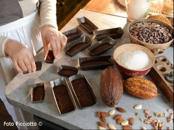 Produzione di cioccolato in un ambiente tradizionale e accogliente.