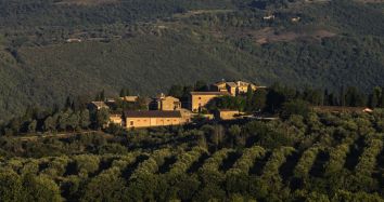 Una casa colonica circondata da dolci colline e uliveti, inserita nel paesaggio naturale.