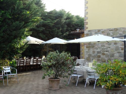Ristorante circondato da un ampio giardino, perfetto per pranzi all'aperto in un ambiente tranquillo.