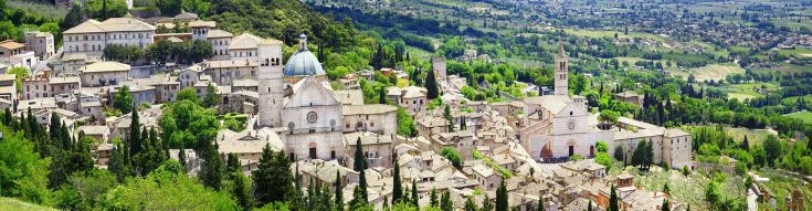Un panorama che mostra l'architettura di un palazzo in una tranquilla città storica circondata dalla natura.
