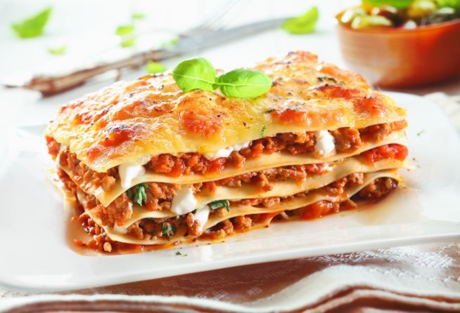 Lasagna con carne macinata, besciamella e formaggio, un piatto tipico della cucina italiana.