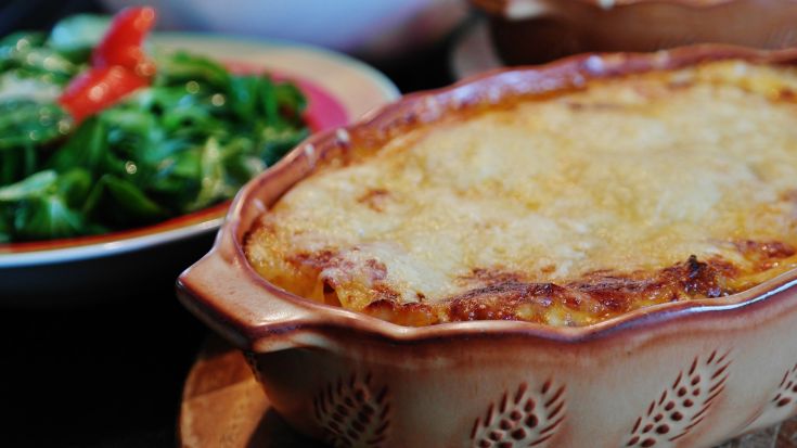 Una lasagna preparata con cura, accompagnata da un'insalata fresca, ideale per qualsiasi momento della giornata.