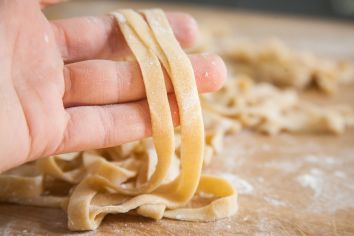 Fettuccine fresche, preparate a mano, rappresentano un classico della cucina italiana. Ideali per vari piatti.