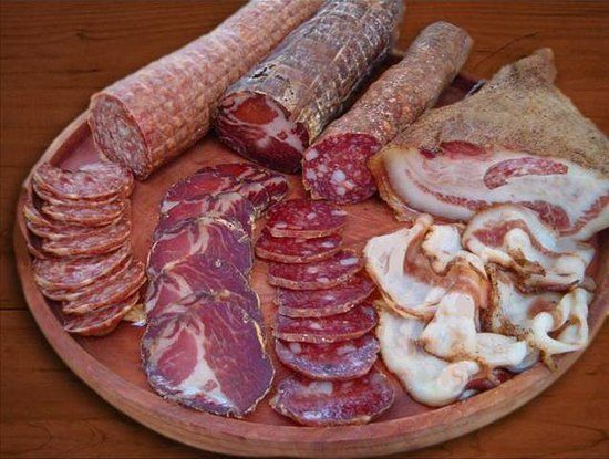 Un piatto assortito con diverse varietà di salumi e carne stagionata, perfetto da gustare come antipasto.
