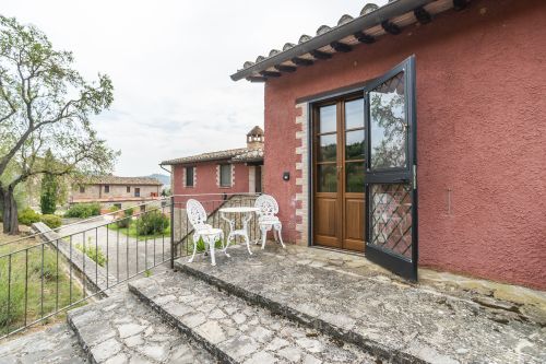 Portico di un agriturismo con panorama su un tipico paesaggio umbro.