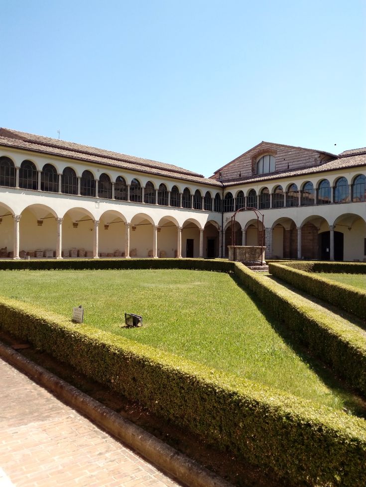 Museo Archeologico Nazionale dell'Umbria con prati ben curati e architettura semplice. Ideale per passeggiate tranquille.
