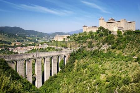 Rocca albornoziana e Ponte delle due Torri a Spoleto immersi in un paesaggio verdeggiante. Un luogo interessante e suggestivo da visitare.