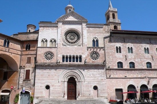 Chiesa storica con elementi architettonici interessanti e luce calda che illumina il suo interno.