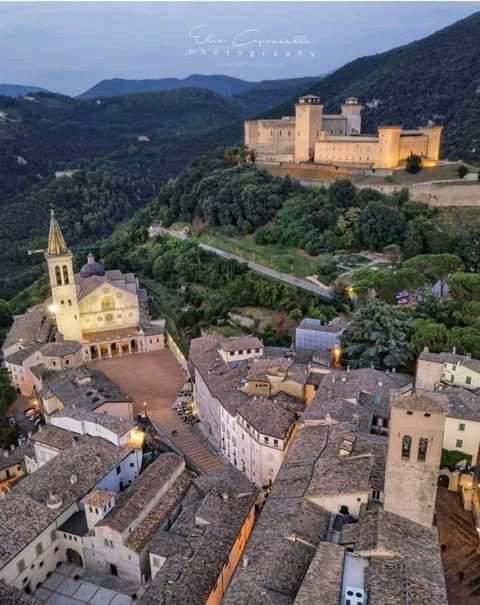 Panorama di Spoleto con il duomo e la rocca Albornoziana, circondato dalla natura umbra.