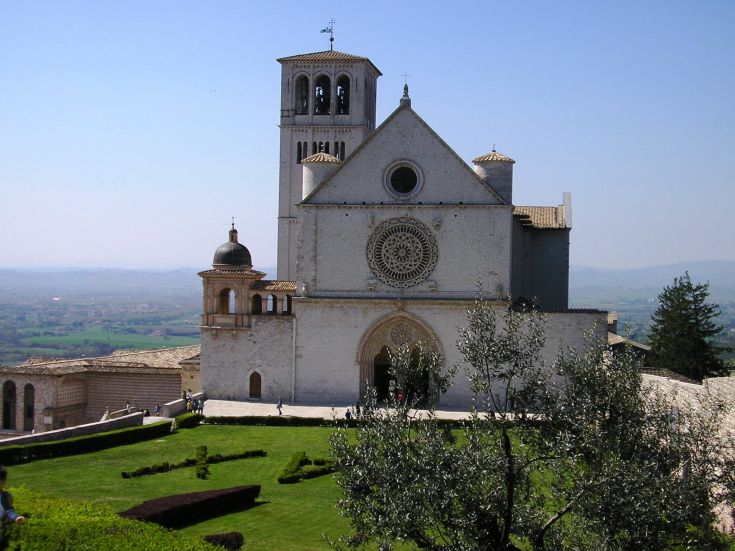 La Basilica di Assisi si trova in un contesto tranquillo, circondata dalla bellezza della campagna umbra.