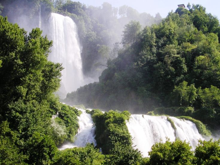 La Cascata delle Marmore, un suggestivo spettacolo naturale circondato da vegetazione verdeggiante.