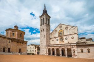 Duomo di Spoleto con elementi architettonici caratteristici.