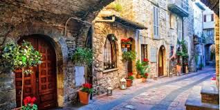 Panorama di un villaggio caratterizzato da case in pietra e fiori colorati.