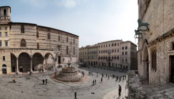 Panorama della piazza con la fontana e gli edifici storici. Luogo adatto per eventi e incontri.