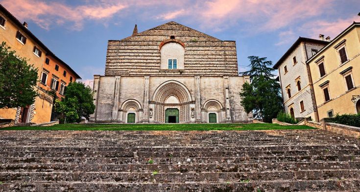 La facciata della chiesa mostra caratteristiche architettoniche storiche e un design distintivo.