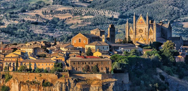 Panorama del borgo medievale, noto per la sua architettura storica e i dolci rilievi delle colline circostanti.
