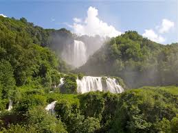 Immagine della cascata delle Marmore  immersa in una vegetazione verde ricca e rigogliosa.