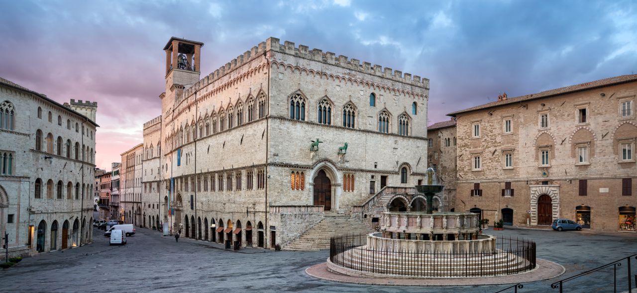 Scena tranquilla del Palazzo dei Priori durante il tramonto.