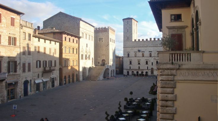Piazza storica con edifici ben conservati e un'atmosfera tranquilla.