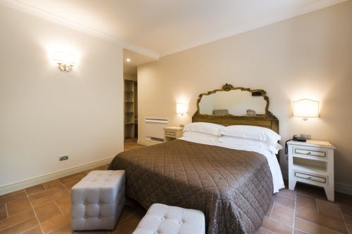 Una camera luminosa e invitante con un letto matrimoniale e arredi semplici.