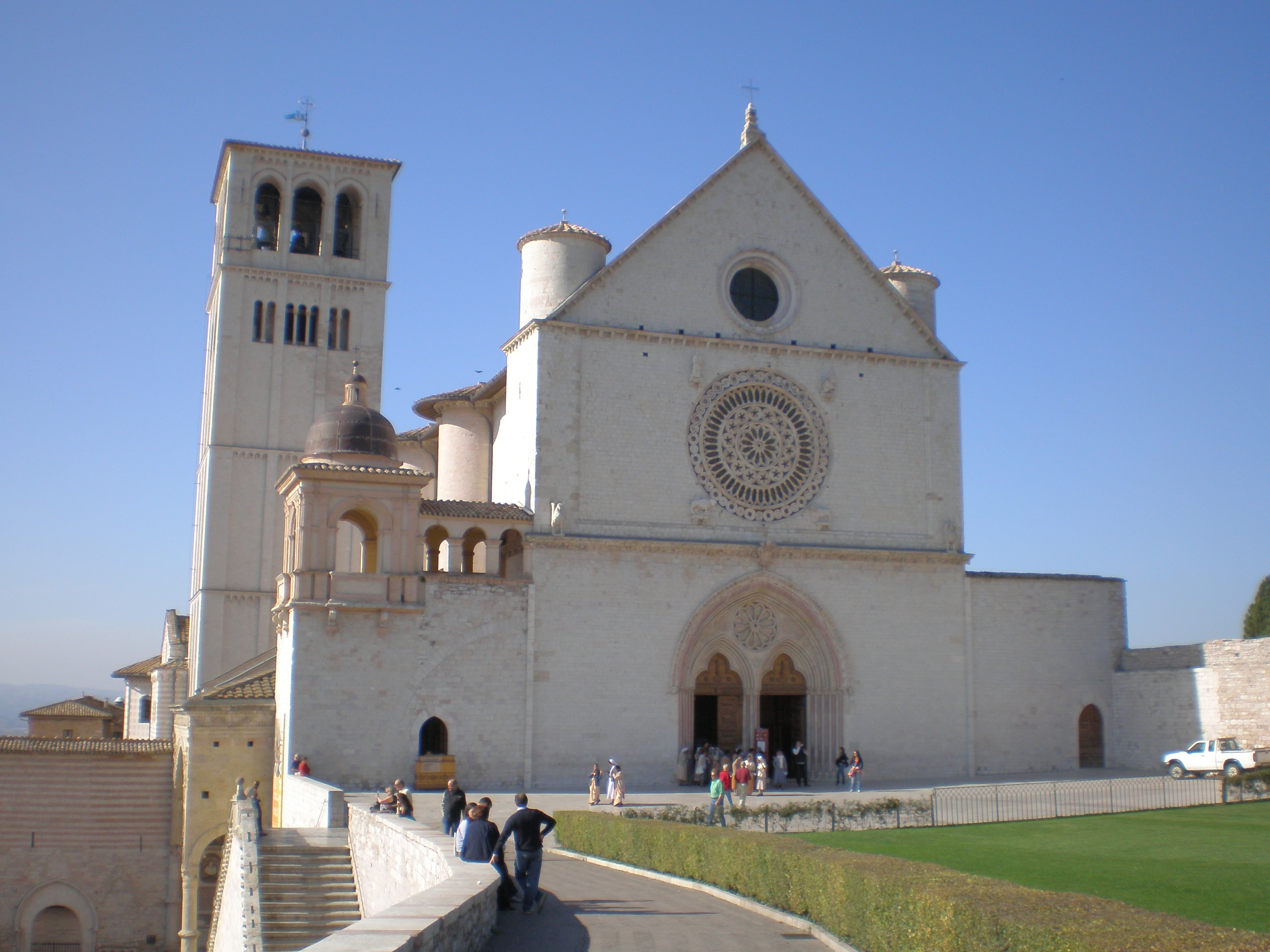 Panorama della Basilica di San Francesco ad Assisi, un edificio storico con architettura ricca di dettagli.