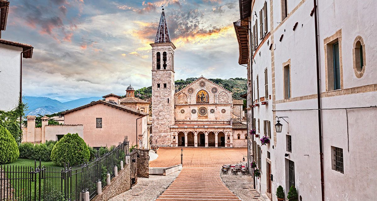 Duomo di Spoleto, circondata da architettura storica e un paesaggio suggestivo.