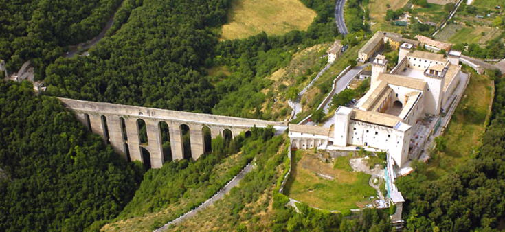 Scena aerea del ponte delle due Torri circondato da vegetazione e vicino al centro storico.