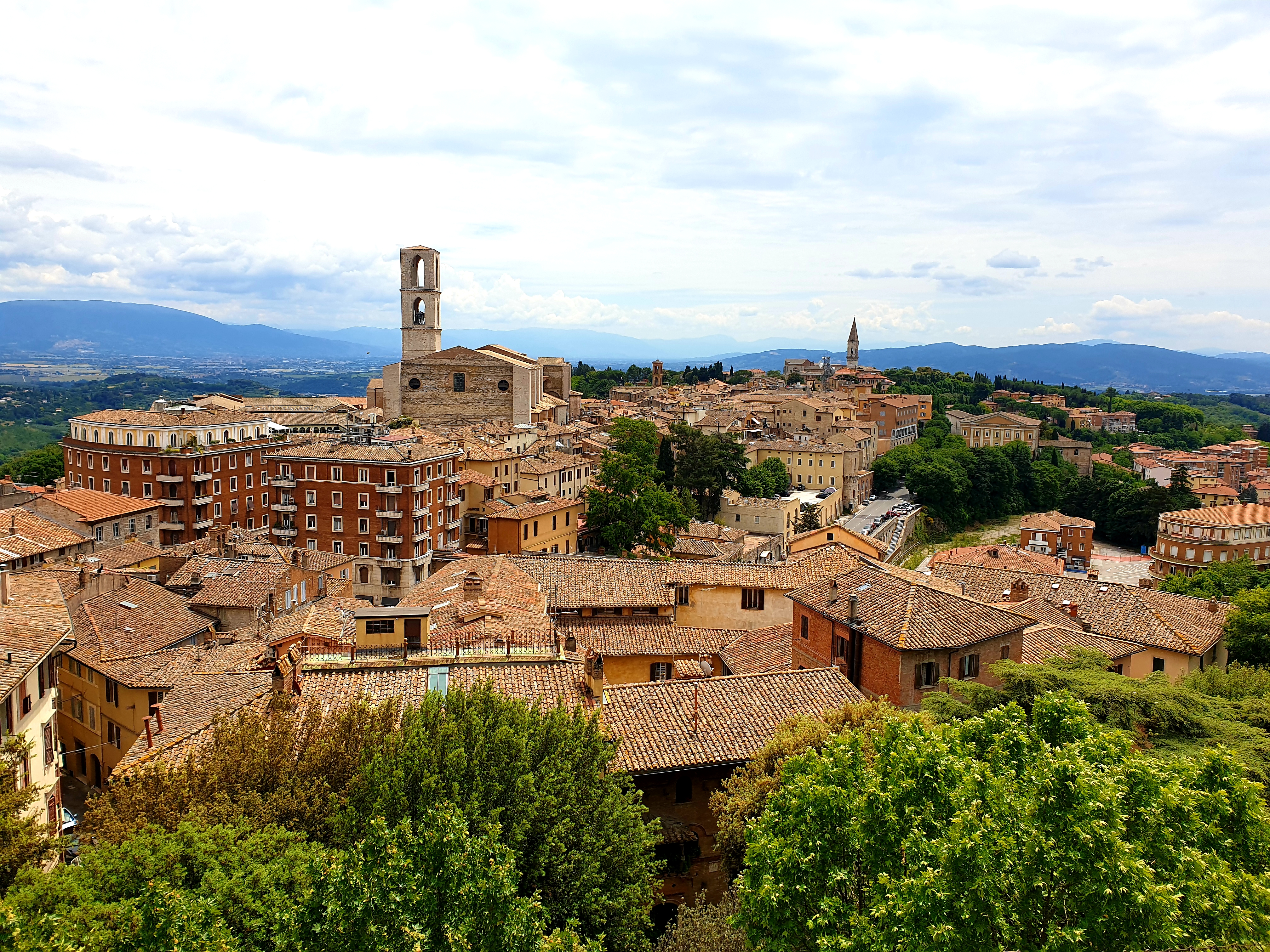 Panorama del centro storico di Perugia  con edifici e spazi verdi circostanti.