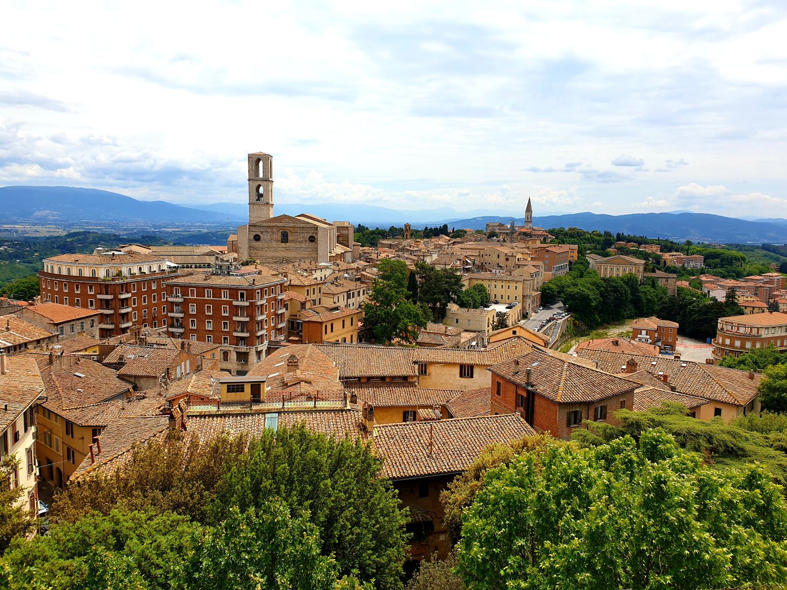 Panorama del centro storico di Perugia  con edifici e spazi verdi circostanti.