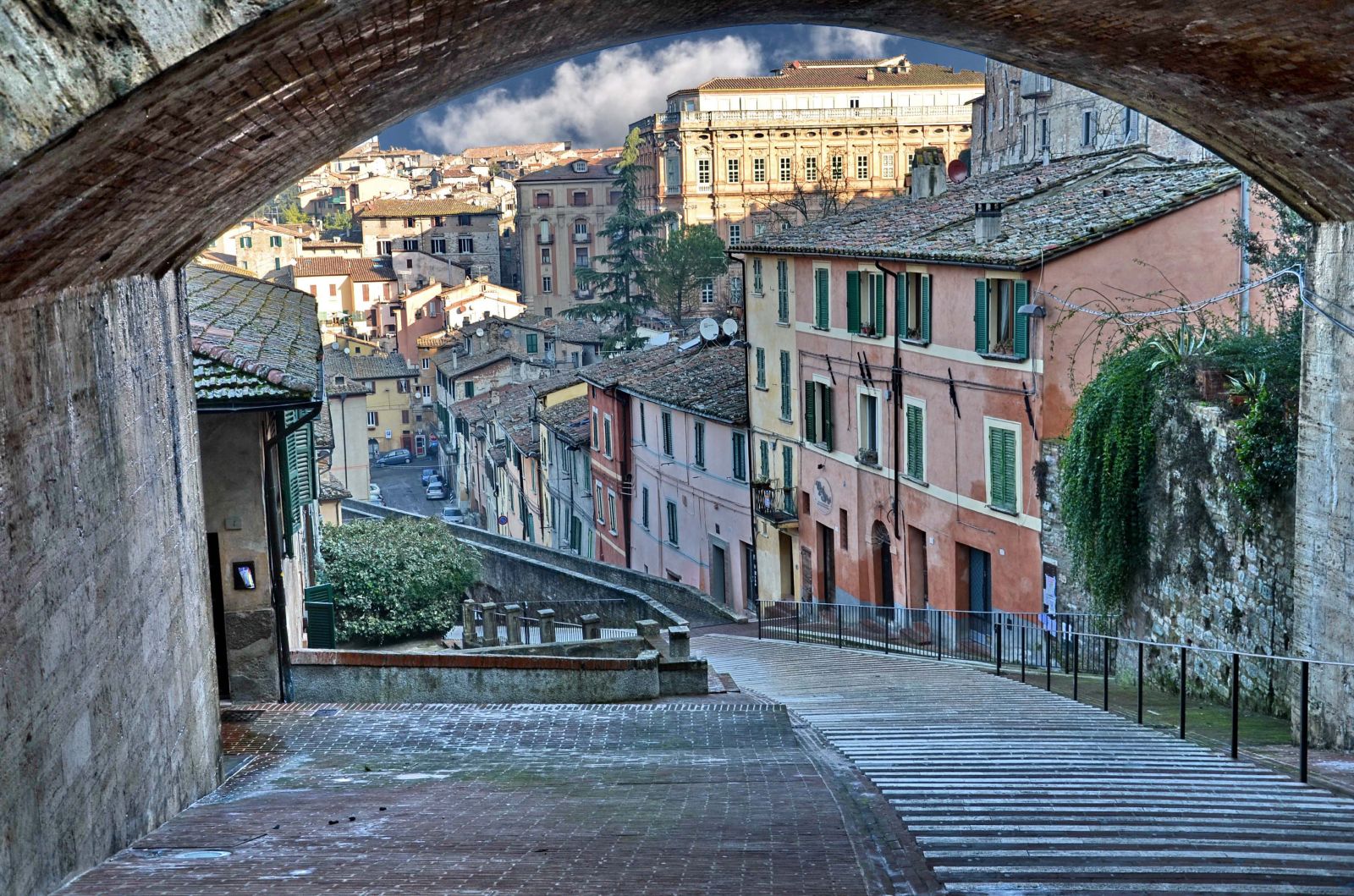 Scena di una tranquilla delle scalette dell'acquedotto, con edifici colorati che caratterizzano l'architettura storica.