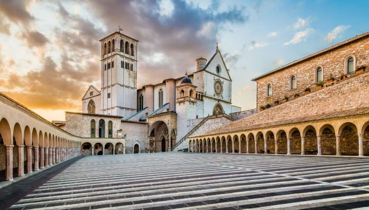 Panorama della Basilica di San Francesco con architettura semplice e cielo sereno.