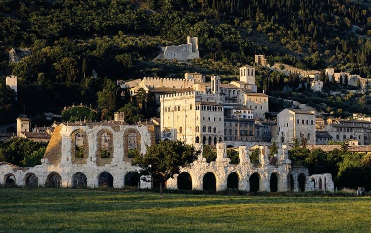 Teatro romano e Antiquarium di Gubbio, con il centro storico di Gubbio sullo sfondo.