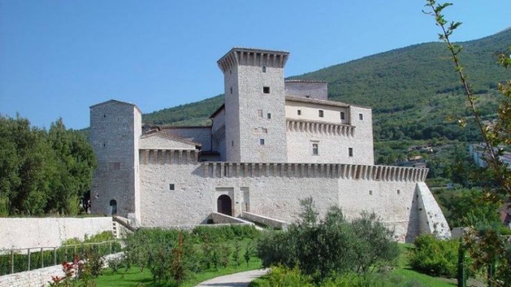 Castello medievale situato in un'area verde, rappresenta un esempio di architettura storica in contesto naturale.