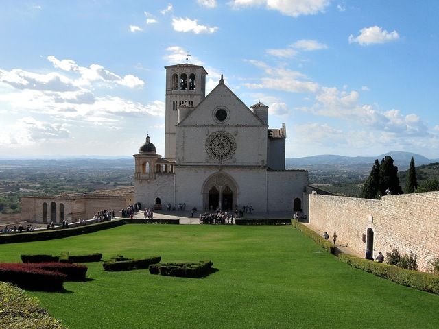 La basilica si trova in un contesto verdeggiante, rappresentando spiritualità e storia. L'architettura è caratterizzata da linee sobrie e dettagli interessanti.