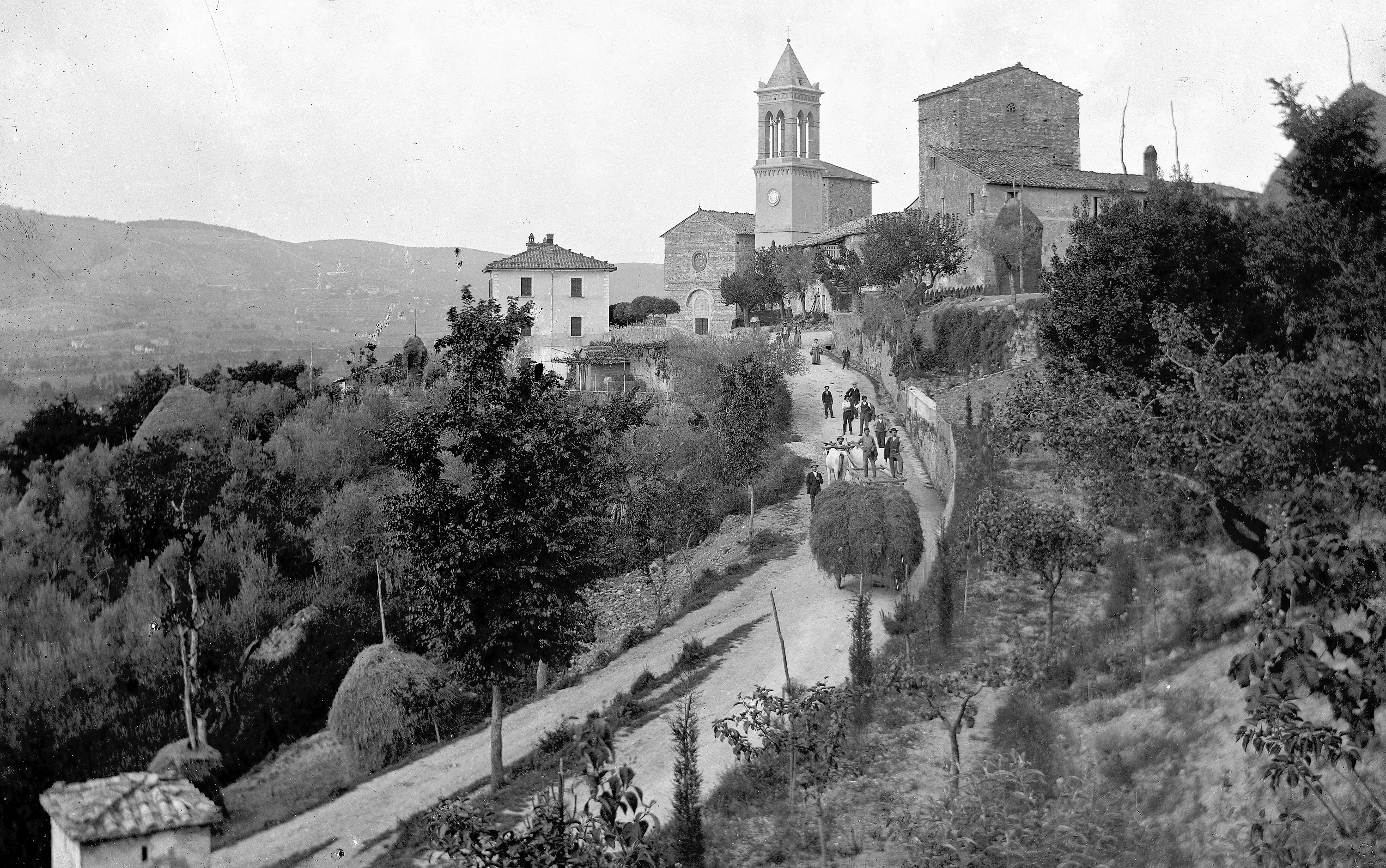 Una città circondata da colline, con una chiesa e strade in pietra. Luogo caratteristico e tranquillo.