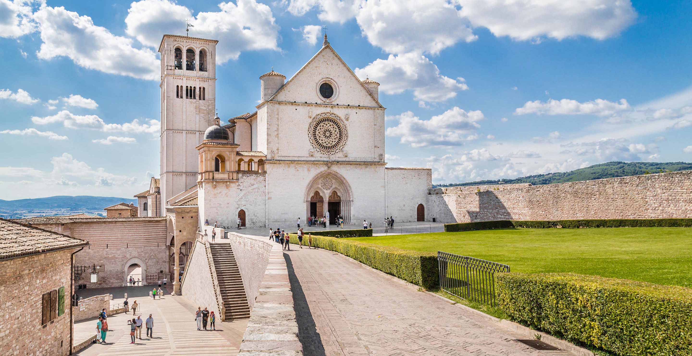 La basilica si caratterizza per il suo stile architettonico distintivo, immersa nel contesto naturale dell'Umbria.