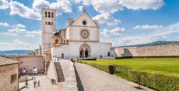 La basilica si caratterizza per il suo stile architettonico distintivo, immersa nel contesto naturale dell'Umbria.