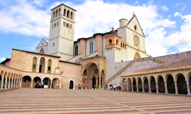 La Basilica di San Francesco è un importante sito storico con una facciata caratteristica e interni di grande interesse. Luogo di pellegrinaggio e cultura.