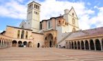 La Basilica di San Francesco è un importante sito storico con una facciata caratteristica e interni di grande interesse. Luogo di pellegrinaggio e cultura.