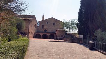 Un monastero ben conservato situato in un ambiente naturale, che trasmette un senso di tranquillità e spiritualità.
