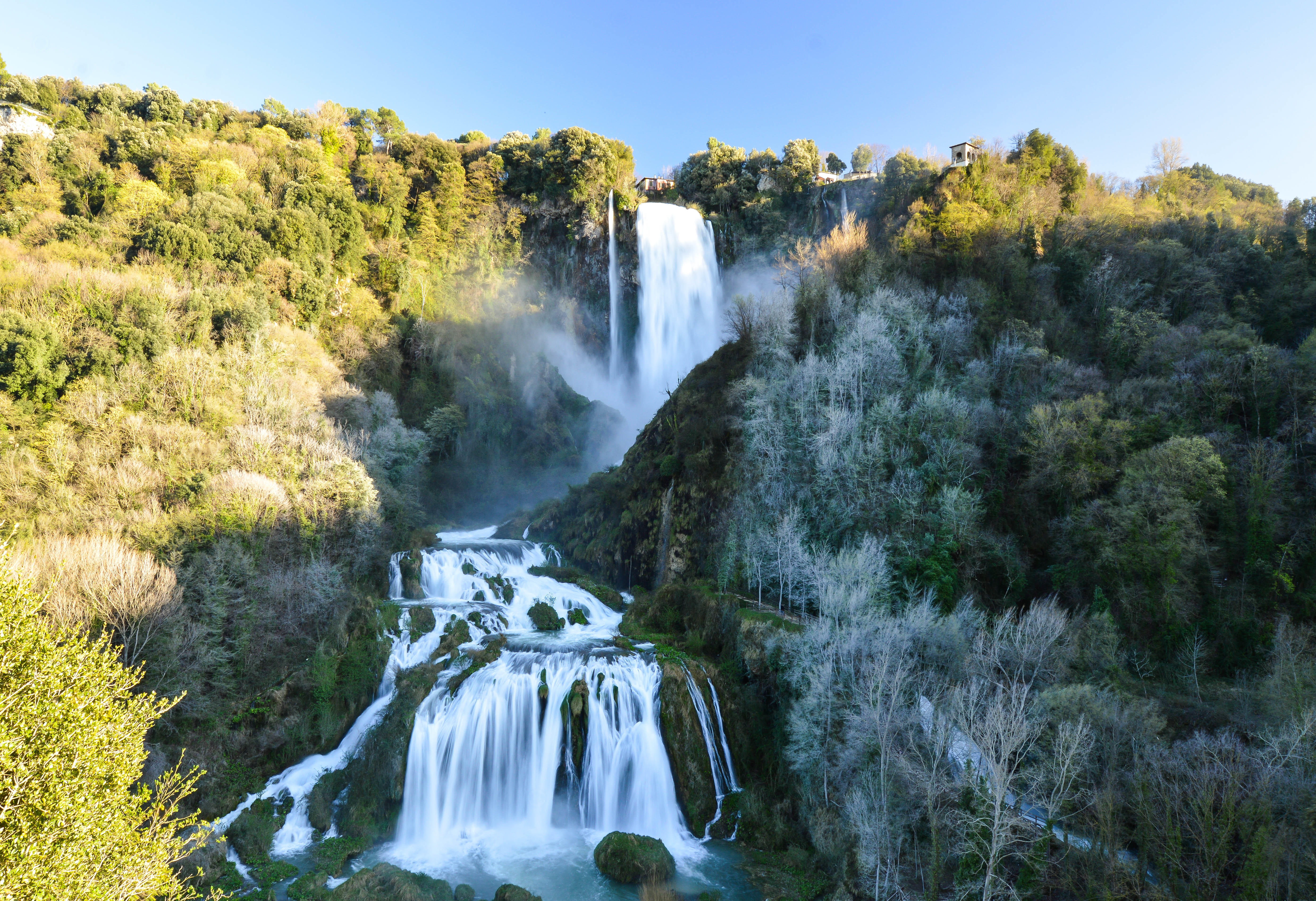 Una scena suggestiva delle cascate, circondate da una vegetazione lussureggiante.