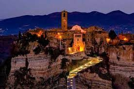Un panorama serale su Civita di Bagnoregio, che mette in risalto il suo caratteristico paesaggio e l'illuminazione del tramonto.